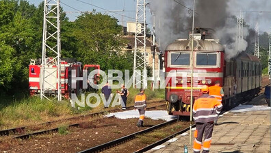Локомотив на пътнически влак се запали на гарата в Стралджа (ВИДЕО)