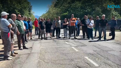 Жители на казанлъшки села излязоха на протест и блокираха път заради лошото му състояние