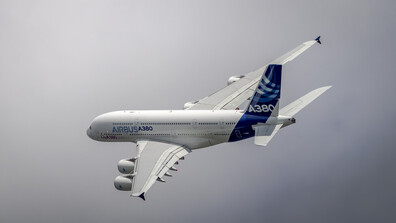 Заради пукнатини в крилата: Airbus проверява 16 самолета A380, използвани от голяма авиокомпания