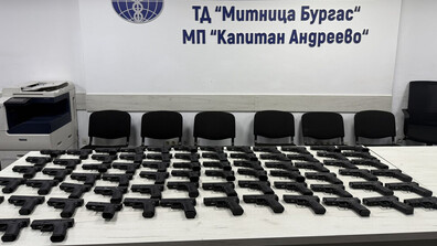 Откриха 73 контрабандни бойни пистолети в автомобил на "Капитан Андреево" (ВИДЕО+СНИМКИ)