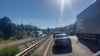 Кола се удари в тежкотоварен автомобил на АМ „Тракия”