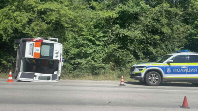 Кола и линейка се удариха на път Е79 край Враца (СНИМКИ)
