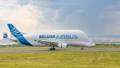 Историческо първо кацане: Легендарният самолет Beluga ST пристигна в Бургас (СНИМКИ)