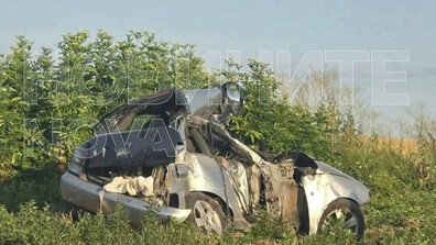 Млад шофьор загина, след като се блъсна в автобус в Плевенско (СНИМКИ)