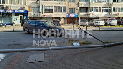 С наркотици зад волана: Кола се вряза в уличен стълб във Варна
