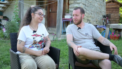 „Нищо лично“: Семейство млади творци замени жилището си в центъра на София с над 200-годишна къща на село