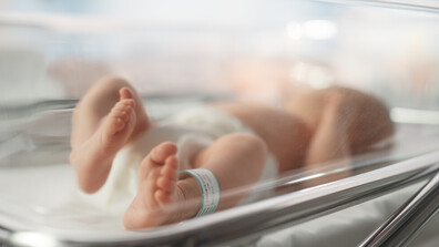 Жена на 61 и 71-годишният ѝ съпруг станаха родители за пръв път