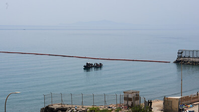 Испания монтира плаваща преграда по морската граница между Сеута и Мароко