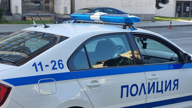 14-годишен с кола опита да избяга от полицията и се заби в патрулка