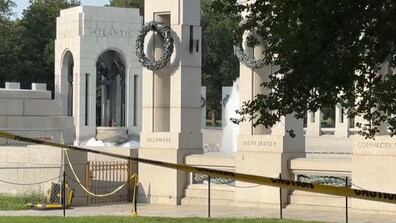 Оскверниха със сапунена пяна и графити Мемориала на Втората световна война във Вашингтон (ВИДЕО)