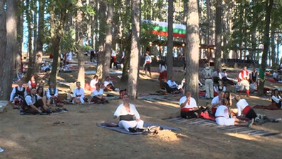 Хиляди българи се събраха край Жеравна за Фестивала на народната носия