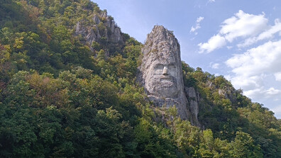 Къде се намира най-високата скална скулптура в Европа