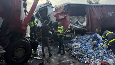 Шофьор пострада тежко при челен удар между два товарни автомобила в Луковитско