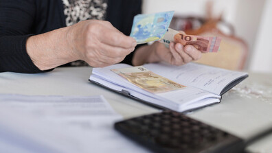 Кога изплащат пенсиите по новия график през септември