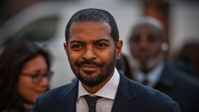 Актьорът Ноел Кларк е обвинен в сексуални престъпления срещу пет жени