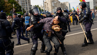 Масови протести и сблъсъци с полиция на протест на румънските овцевъди в Букурещ (ВИДЕО + СНИМКИ)