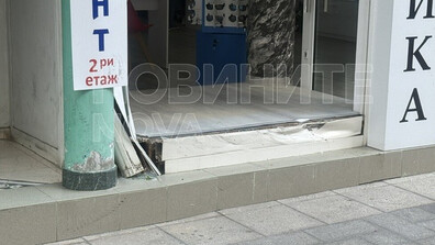 Патрулка се заби в оптика в Бургас след гонка