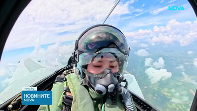 Тайландската кралица за първи път пилотира сама изтребител