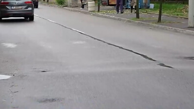 Кола блъсна възрастна жена и внука ѝ на пешеходна пътека с изтрита маркировка в Русе