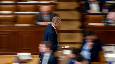 Демонстранти опитаха да щурмуват чешкия парламент заради промените във финансирането на обществените медии