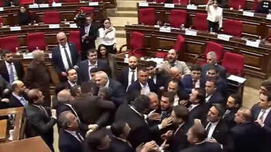 Сблъсъци в парламентите на Армения и Албания, депутати стигнаха до бой
