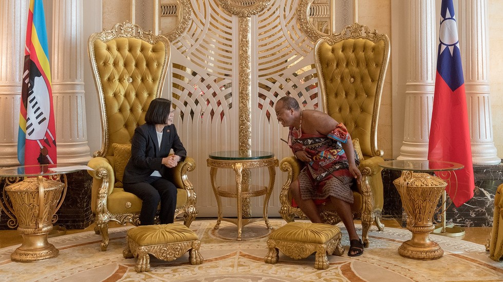 Кралят на Свазиленд Мсвати Трети и тайванския президент Цай Ингвен, която беше на посещение там. Снимка: БГНЕС, архив