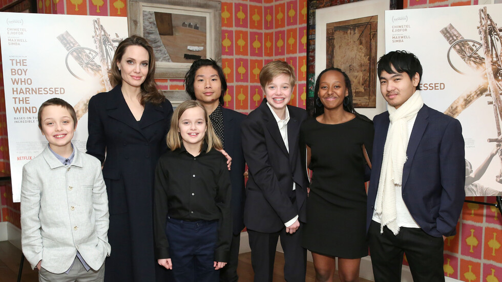 Анджелина Джоли с шестте си деца на светско събитие (СНИМКИ) - NOVA