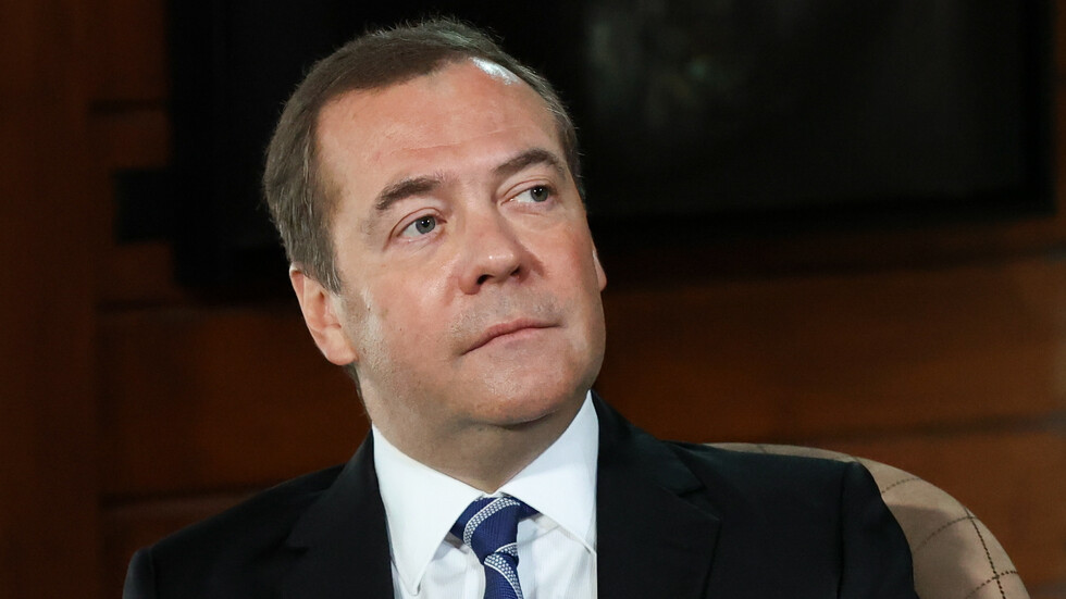 Медведев: В Украйна трябва да организират референдуми за присъединяване ...