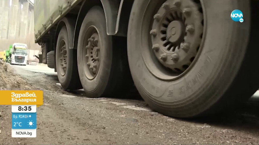 Дупки на прохода "Витиня" пукат гуми и резервоари на камиони