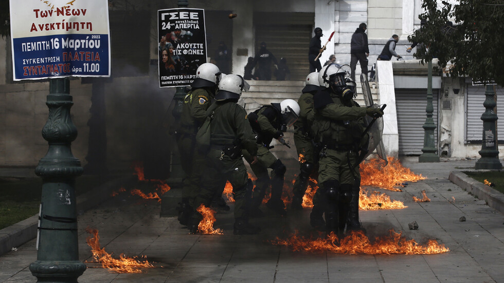 Συγκρούσεις με την αστυνομία κατά τη διάρκεια απεργιών στην Ελλάδα (ΒΙΝΤΕΟ) – Κοινωνία – Le Monde – NOVA News