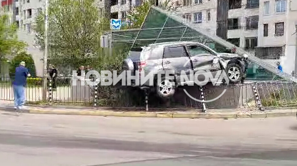 Jeep Crashes into Fence at Sofia Metro Station after Accident on Alexander Malinov Boulevard