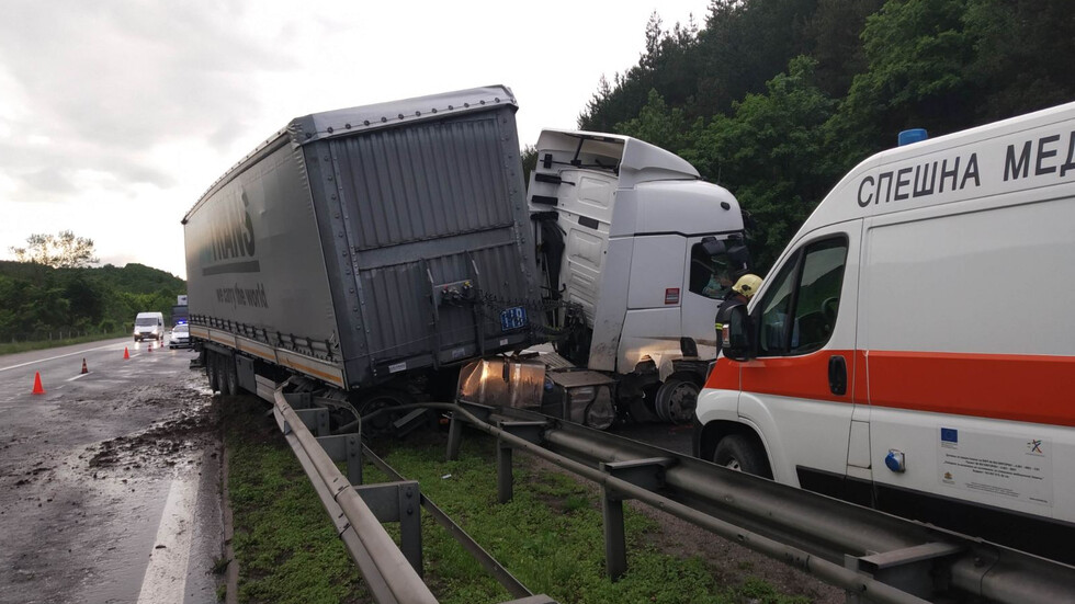 轮胎在 Trakia 上坠毁，关闭了两条超车道 – 事故 – 保加利亚 – NOVA 新闻