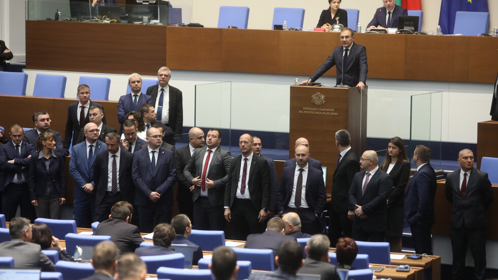 Photo of Tension au Parlement et députés occupant le podium (vidéo)