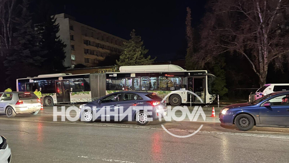 Un bus entre en collision avec un piéton et une voiture à Sofia (vidéo + photos)