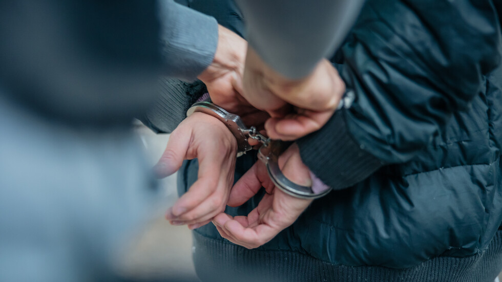 Трима задържани за имотни измами в Русе, сред тях има и полицай