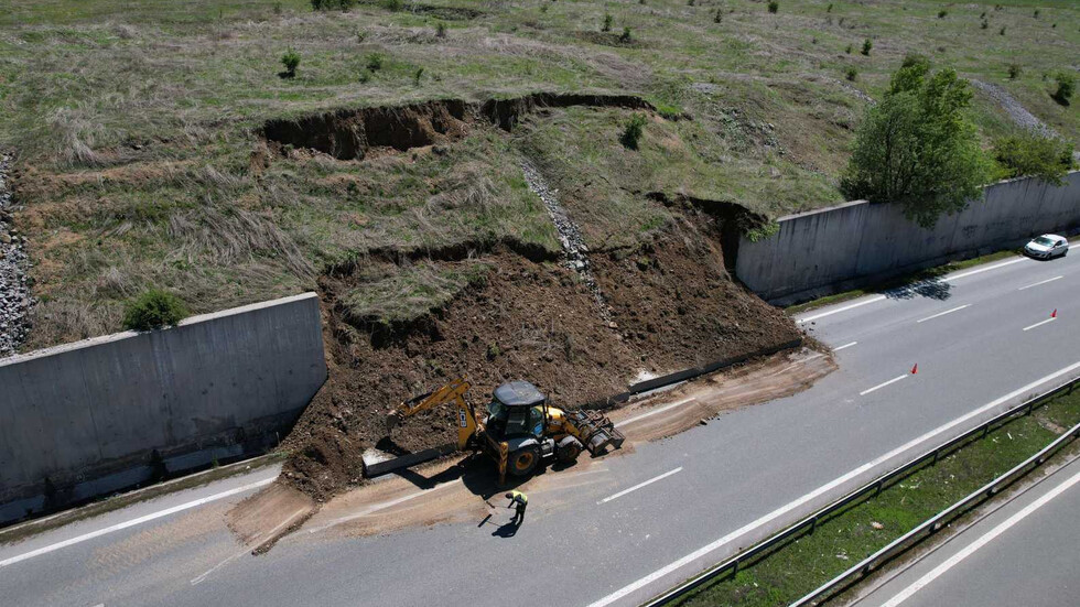 Подпорна стена се срути на магистрала „Струма“ (СНИМКИ)