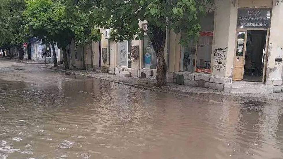 Проливен дъжд във Видинско, река излезе от коритото си и наводни къщи (СНИМКИ)