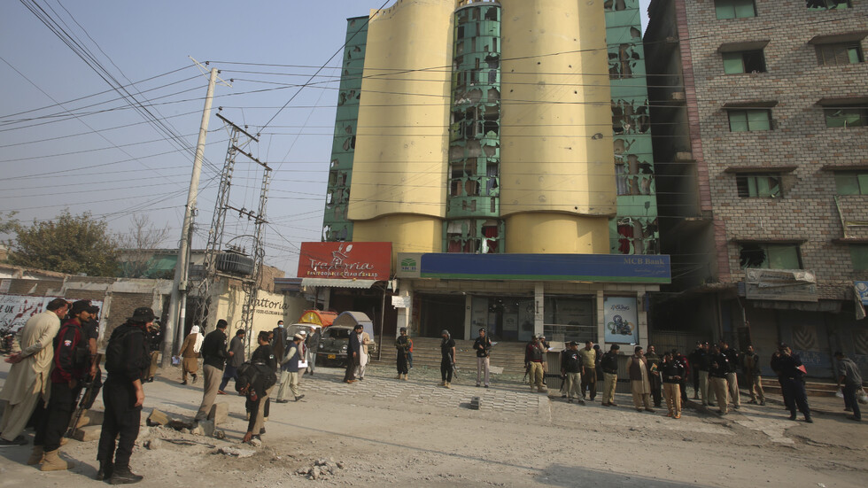 Пакистански служители на службите за сигурност проверяват място, на което е имало експлозия, декември 2023 г. Снимка: AP/ Muhammad Sajjad