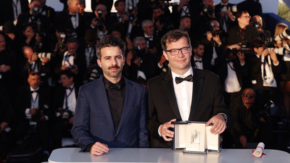 Снимка: Nebojša Slijepčević and a guest with the Award for 'The Man Who Could Not Remain Silent', gettyimages