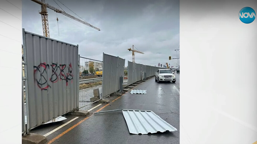Огради от изкоп за метрото се откъснаха и удариха движеща се кола в София