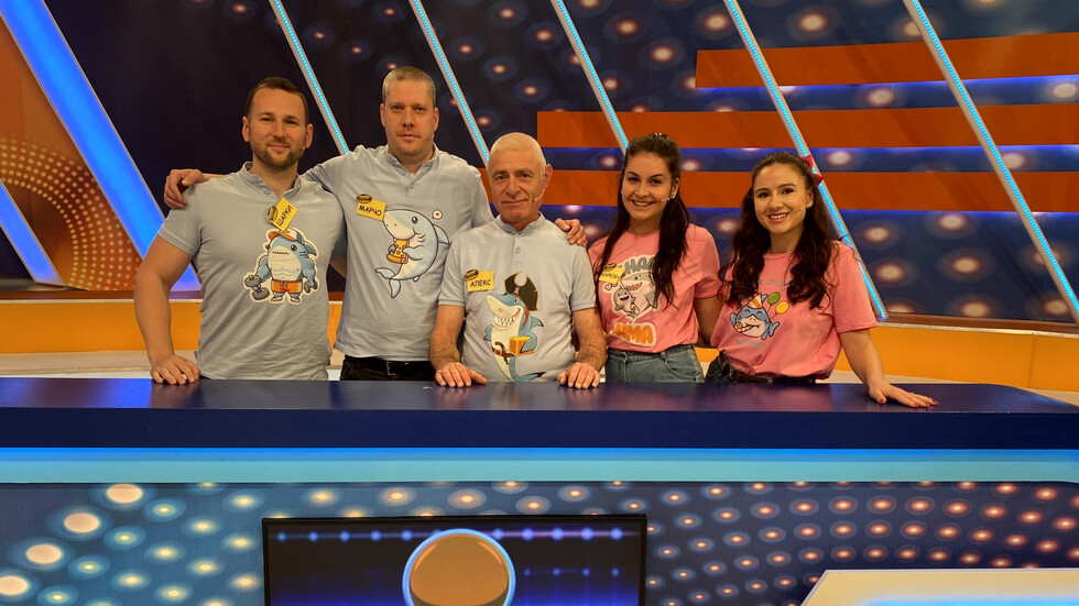 Акулови се изправя срещу Лагерианци в "Семейни войни"