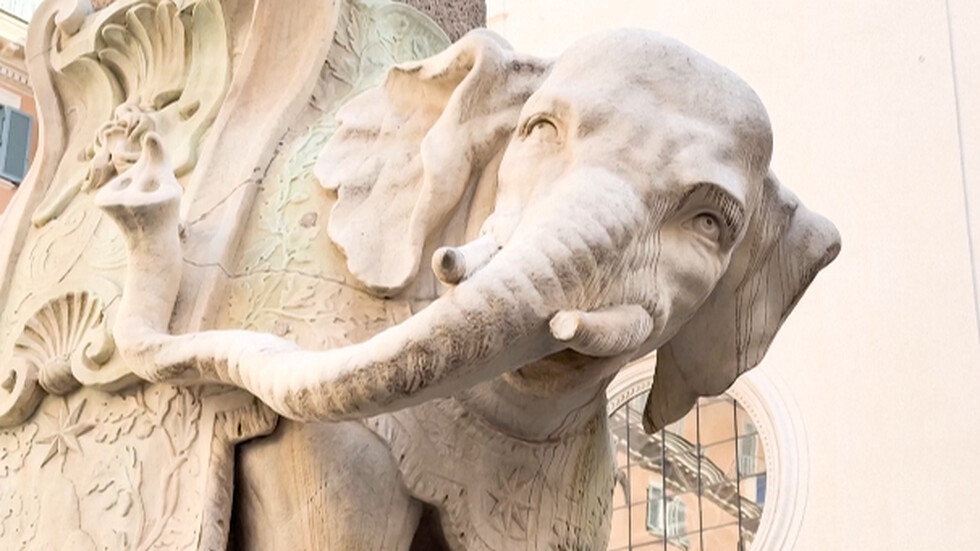 Повредиха над 350-годишна мраморна статуя в центъра на Рим (ВИДЕО)