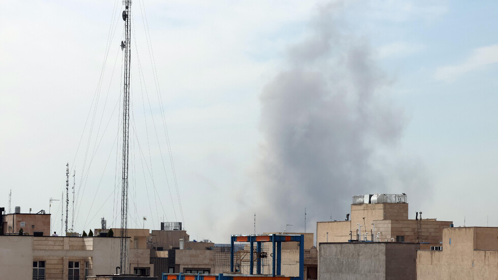 Серия взривове са чути в Техеран, цел на въздушните удари е била петролна рафинерия