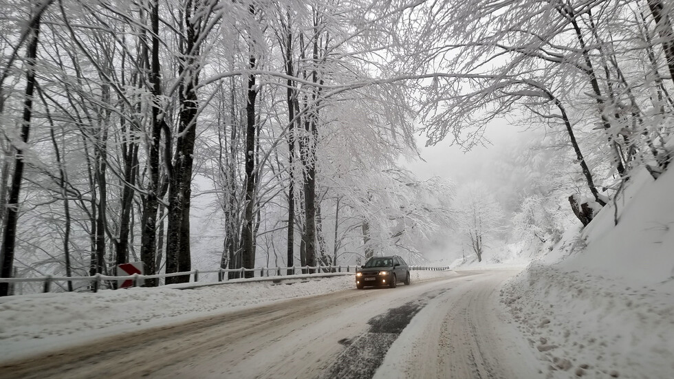 Сняг вали на прохода "Петрохан"