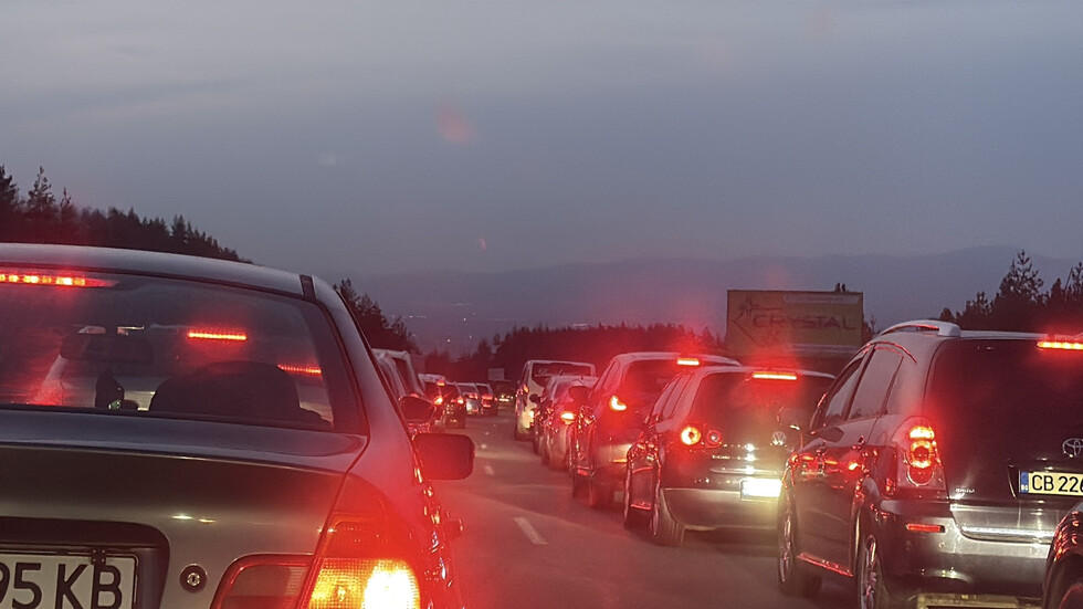 Голямото прибиране: Интензивен трафик в последния почивен ден (ВИДЕО)