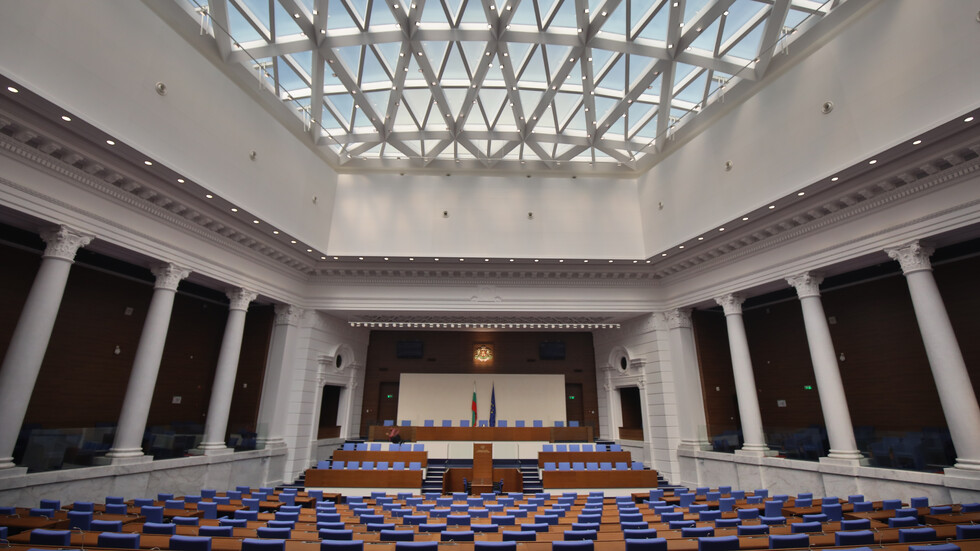 От „мутри“ до „еничари“: Как езикът на омразата превзе парламента (2021–2025 г.)