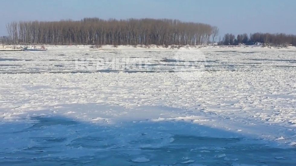 Река Дунав замръзна при пристанището на град Силистра