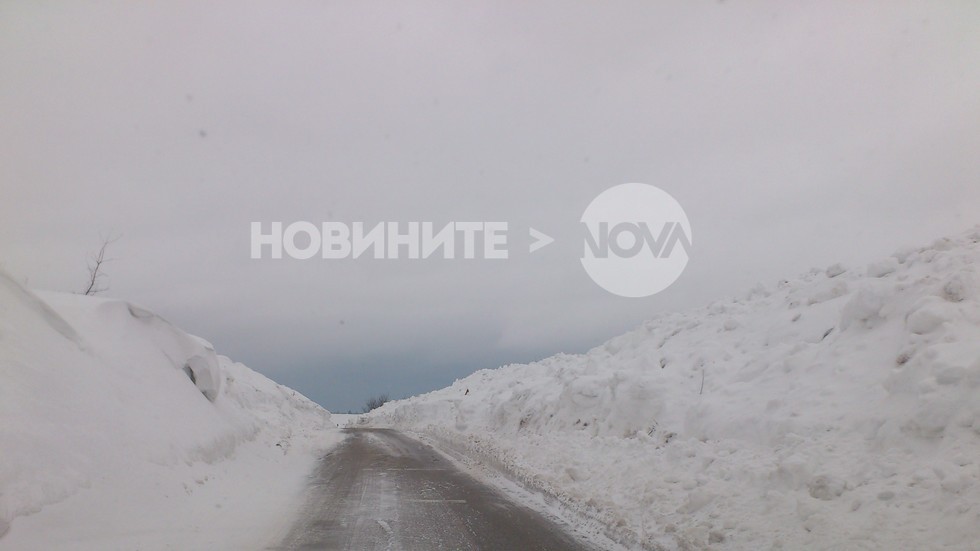 Сняг по пътя от Аксаково за Кичево (ВИДЕО)