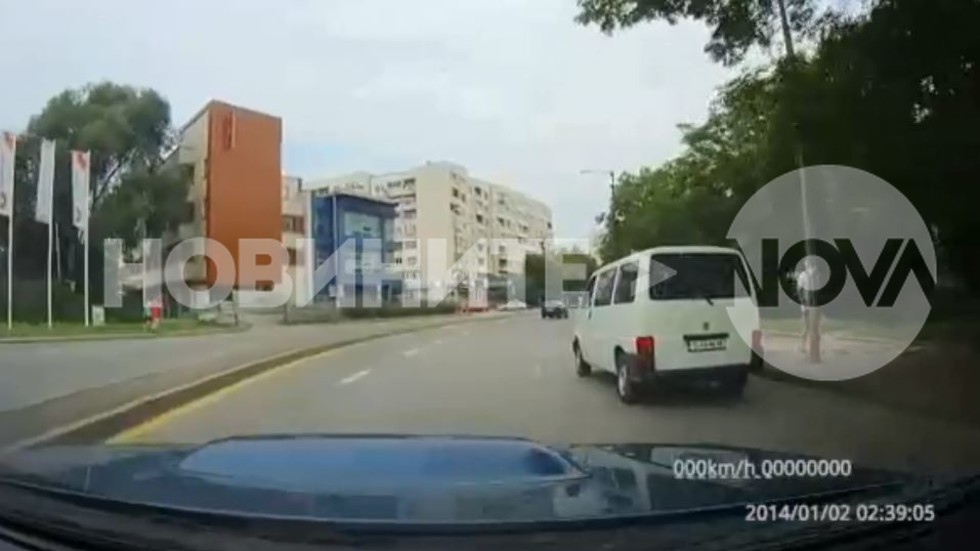 Шофьор си изхвърля цигарата през прозореца