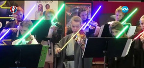 Малки джедаи свирят на цигулка с лазерни мечове (ВИДЕО)